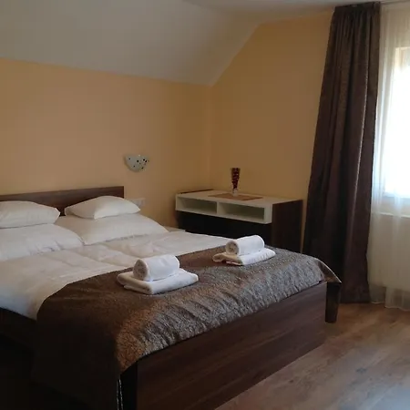 Πανσιόν Attila Apartmanhaz 3*