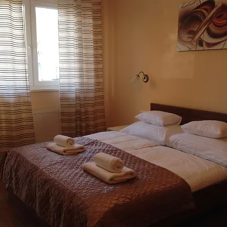 Attila Apartmanház 2*