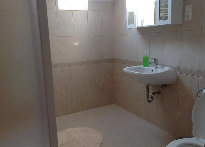 Attila Apartmanhaz בית הארחה 3*